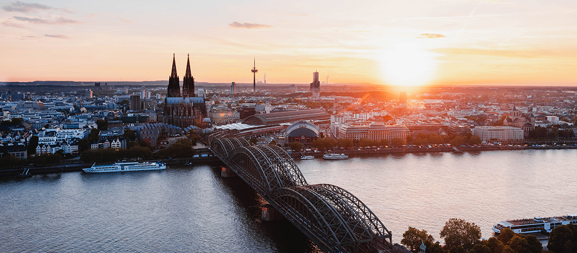 Blick auf den Kölner Dom bei Sonnenuntergang